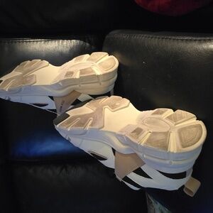 Women’s Steve Madden Clyde sneakers, black & light cream color, size 8